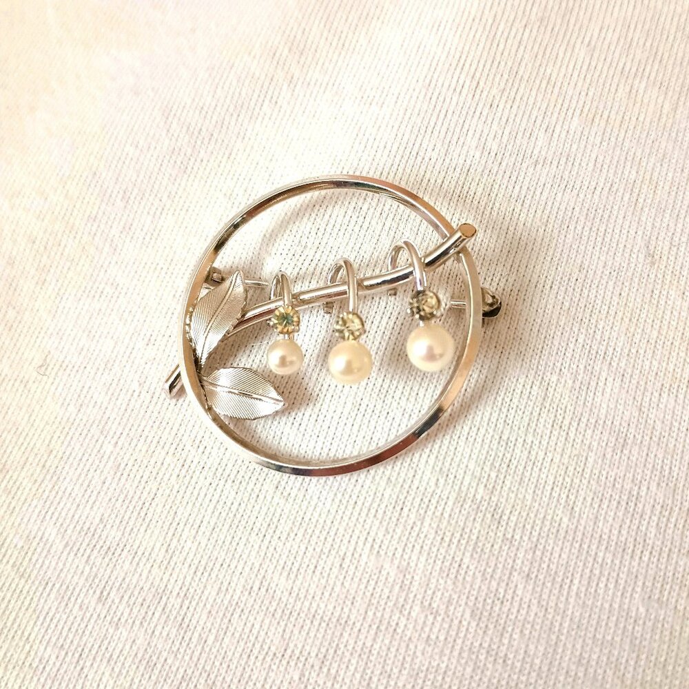 Krementz Vintage Pearl Circle Brooch Silver Tone Open Work Flower Vine Pin